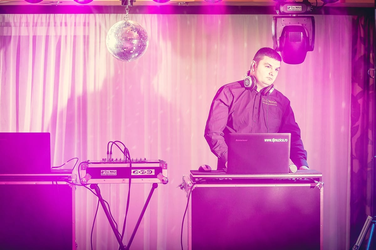 petrecere firma Cauti un DJ pentru evenimente corporate? Firma ta organizeaza o petrecere si aveti nevoie de sonorizare si DJ pentru petrecere firma? DJ pentru nunta in Brasov