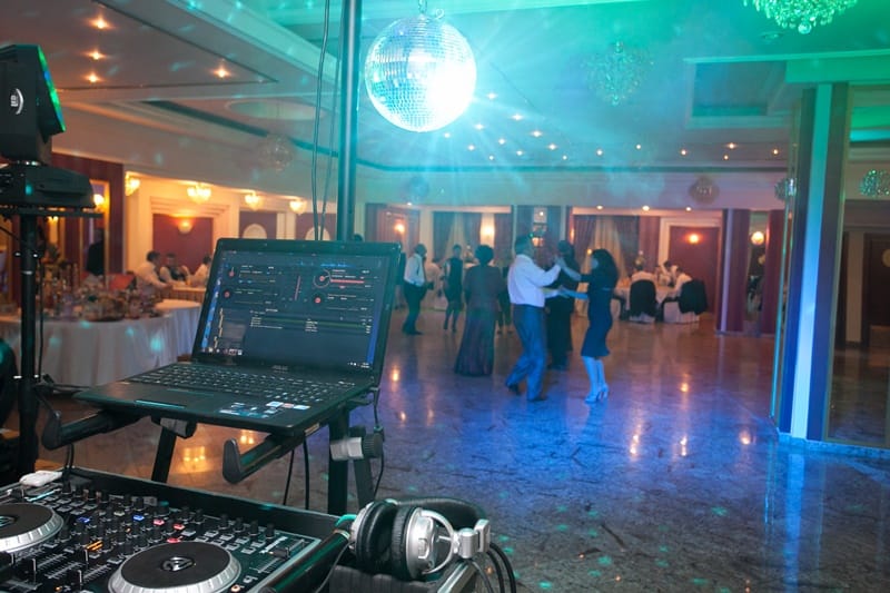 Ghid alegere DJ Nunta dj nunta Ghid: Cum sa alegi DJ-ul potrivit pentru nunta dj petrecere