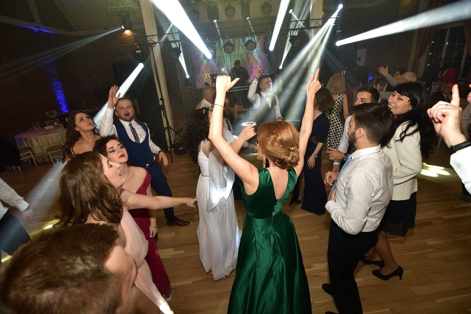 oameni care danseaza la nunta dj brasov